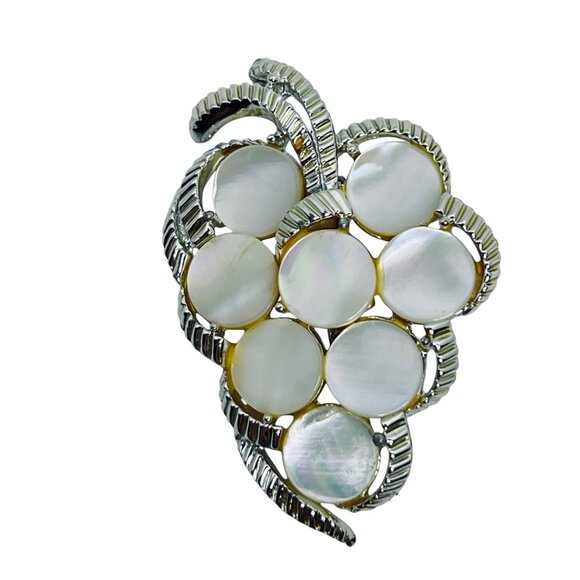 Unknown Jewelry - Vintage Silver Tone & Mother Of Pearl Bunch Of Grapes Brooch (5770)